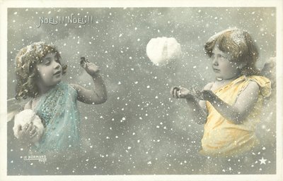 Två tjejänglar som kastar snöbollar på varandra av French Photographer