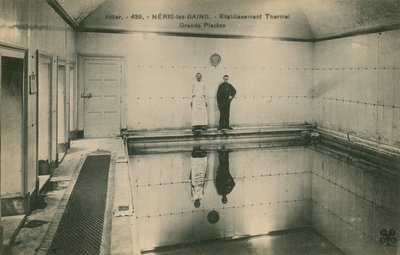Två män som står i termalbaden vid Neris les Bains i Frankrike. Vykort skickat 1913. av French Photographer