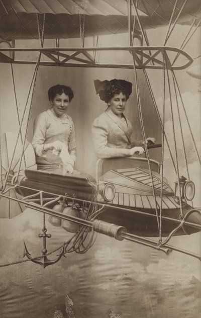 Två kvinnor som flyger ett flygplan (fotocollage) av French Photographer