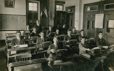 Klass i maskinskrivning. Vykort skickat 1913. av French Photographer