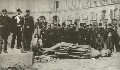 Vendome Column, efter att den drogs ner den 16 maj 1871 (s/v foto) av French Photographer