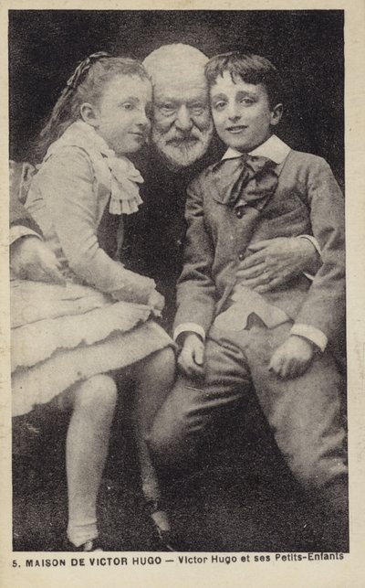 Victor Hugo (1802-1885), fransk poet, romanförfattare och dramatiker, med sina barnbarn av French Photographer