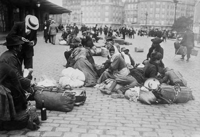 Krigsflyktingar, Gare de Lyon, Paris, 1914 av French Photographer