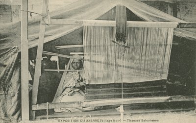 Vävande tjej (s/v foto) av French Photographer