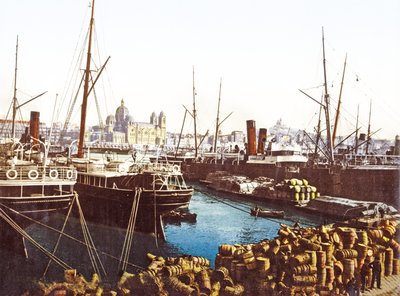 Vinfat och båtar vid kajen i Marseille med Marseilles katedral i bakgrunden, pub. 1890-1900 av French Photographer
