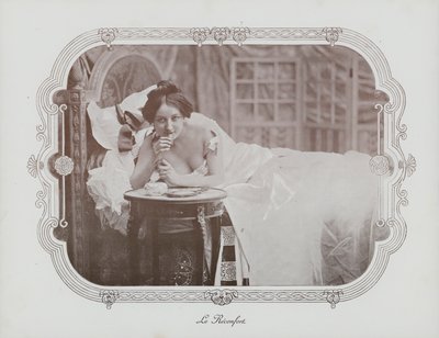 Kvinna som kopplar av i sängen (s/v foto) av French Photographer
