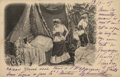 Kvinna som klär av sig i en spegel av French Photographer