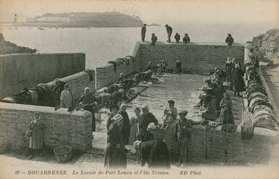 Kvinnor tvättar tvätt i hamnen i Louen. Vykort skickat 1913. av French Photographer