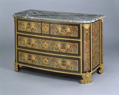 En Ludvig XIV Kommode, ca 1710 (polykrom sköldpaddsskal och mässingsinlägg) av French School