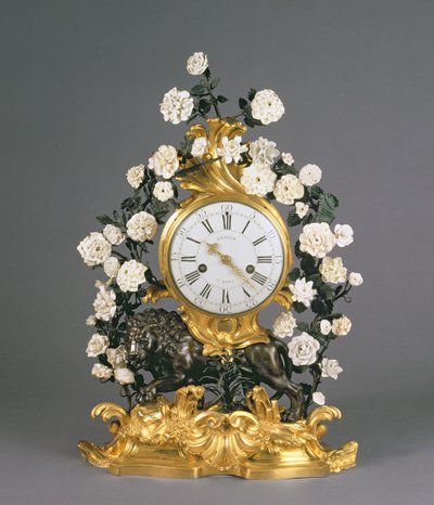 En Louis XV-klocka, Vincennes/Mennecy, ca 1750 (porslin, ormolu och brons) av French School