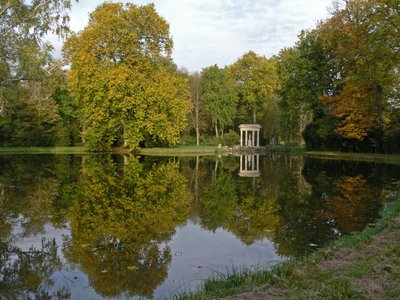 Utsikt över slottet: trädgårdarna med Temple de Venus av French School