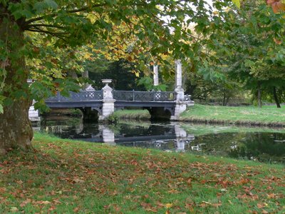 En vy av bron English Gardens, Le Pont des Grandes Homms av French School