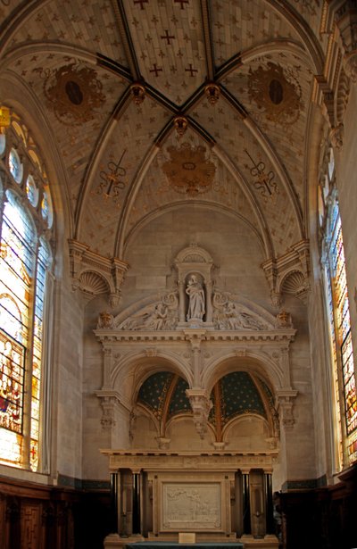 En vy av kapellet på Chateau of Chantilly av French School