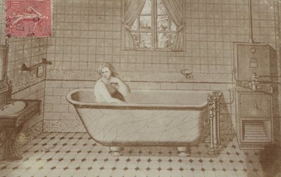 En kvinna i badet i ett badrum (collage) av French School