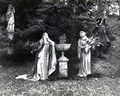 Akt I, scen 3 av Pelleas et Melisande av Debussy, från ett fotografi av den första produktionen i april 1902 av operan på Opera-Comique i Paris, illustration i Theatre magazine, juni 1902 (li av French School