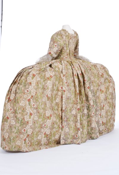 Bakifrån av en hovklänning, 1760-tal (franskt siden och guld och färgad tråd) av French School