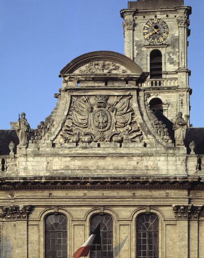 Barockarkitektur: fasaden på Hotel de Ville (1717 - 1721) av Heroguelle. Fronton som visar stadens vapen "" Örnnäbb och spik""" omgiven av två statyer som symboliserar rättvisa och kraft. Aire sur la liys (Aire-sur-la-Lys), Pas de Calais (Pas-d) av French School