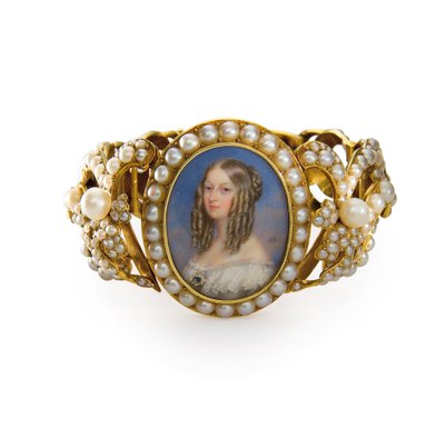 Armband som innehåller en miniatyr av Victoire, hertiginnan av Nemours av French School