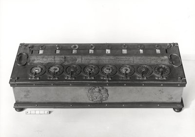 Beräkningsmaskin uppfann av Blaise Pascal (1623-62), 1644 (metall) av French School