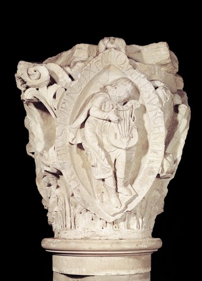 Kapital som föreställer den tredje nyckeln av Plainsong med en lutspelare, c.1095 av French School