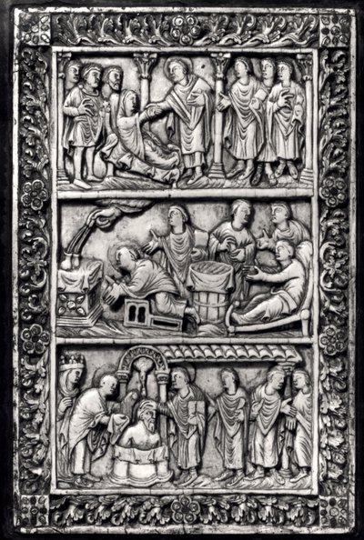 Ristade plakett för ett bokomslag som skildrar scener från S:t Remigius liv (ca 437-533) och dopet av Clovis I (465-511) av French School
