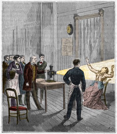 Katalepsi producerad under påverkan av ljus - Den franske neurologen Jean Martin Charcot (1825-1893) studerar fenomenet hypnos hos en patient på Salpetrieres sjukhus med hjälp av en trolllykta - Katalepsi - Jean Martin Charcot (1825-1893), fransk neu av French School