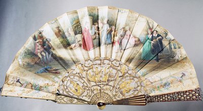 Hovhandfläkt föreställande kärlek och teater, täckt papper med elfenbensskyddspinne dekorerad med emaljer och förgyllda och silvermetaller, höjd 20,5 cm av French School