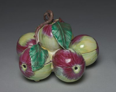 Täckt låda i form av sex äpplen, tillverkare Sceaux Factory, c.1760 av French School