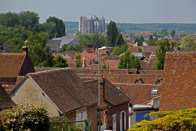 Visar en vy över katedralen i Beauvais sedd på långt håll av French School