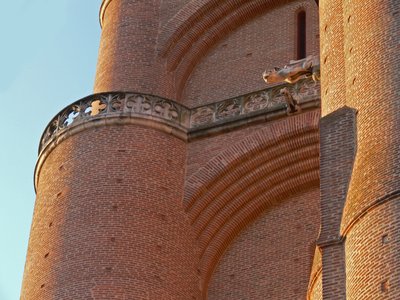 Visar detalj av murverket västtornet av French School