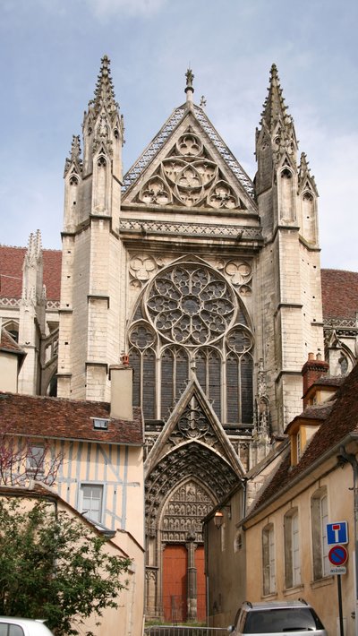 Föreställande söderfasad och rosenfönster av French School