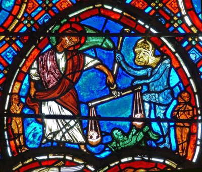 Detalj från ett fönster som visar den sista domen: St. Michael väger själar av French School