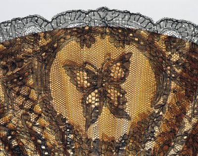 Broderad fjäril, detalj av halvsörjande handfläkt, klart sidenblad i chantilly spets och pärlemor revben av French School