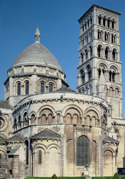 Exteriör vy av chevet med absidiska kapellen och klocktornet, byggt ca 1125-1135 av French School