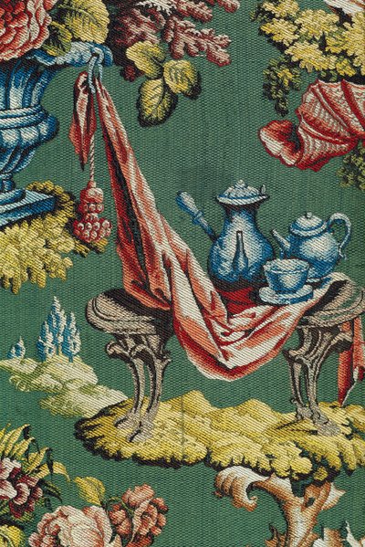 Tyg föreställande en chokladkruka och en tekanna, Lyon Workshop, ca 1730 (silke) av French School
