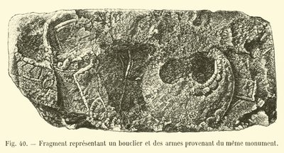 Fragment som föreställer en sköld och vapen från samma monument av French School