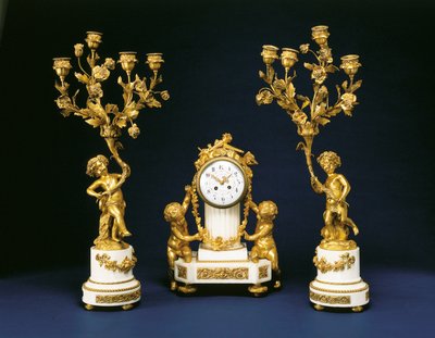 Garniture säljs av Black, Starr och Frost bestående av en mantelklocka och ett par fyra ljusa kandelabrar, ca 1875-1900 av French School
