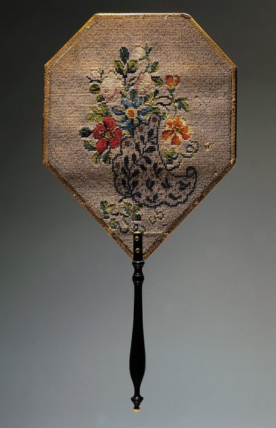 Handfläkt, satängklädd kort med pärlbroderat blommotiv, trähandtag, längd 41,9 cm av French School