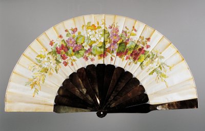 Handfläkt med blommotiv, målat siden och pärlemor, skapad av Felix Alexandre, Paris av French School