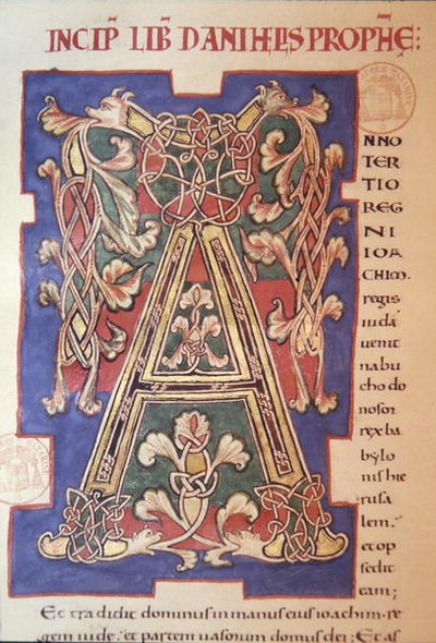 Historikert initial "A" med sammanflätade mönster som öppnar Daniels bok av French School