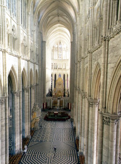 Interiör av katedralen i Amiens (summa 80) av French School