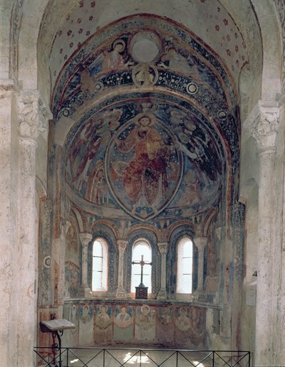 Interiörvy av absiden med en fresk föreställande Kristus som ger lagen till St. Peter i närvaro av helgon och apostlar av French School