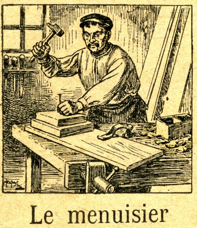 Snickare planterar en spets (spik) med en hammare i en sammansättning av brädor på sin bänk. Gravering av en kursplan (läsebok) omkring 1920. av French School