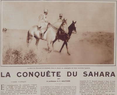 Le Pere Charles de Foucauld (1858-1916) rider i öknen med den blivande marechalen Hubert (Louis-Hubert-Gonzalve) Lyautey (1854-1934) - i "" Vu"", dec 1929 av French School