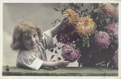 Liten flicka med blommor (färgfoto) av French School