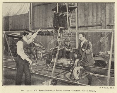 MM Santos-Dumont och Buchet besöker motorn, i hangaren (gravyr) av French School