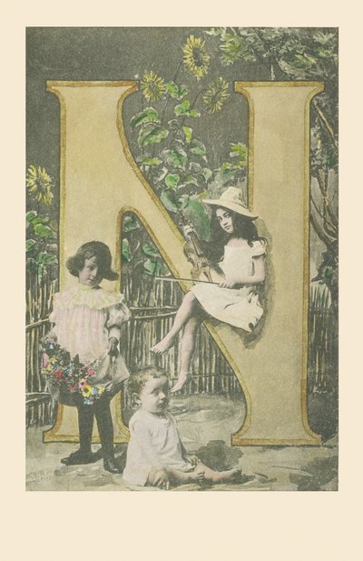 N: En tjej som håller i en fiol, en annan som bär blommor, en barnvakt av French School