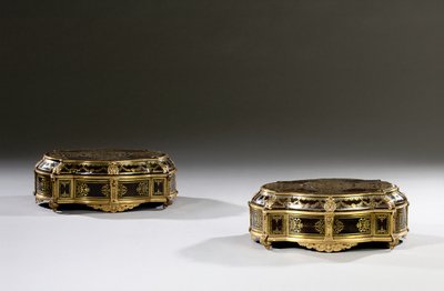 Ett par Ludvig XIV kistor, ca 1700-15 av French School