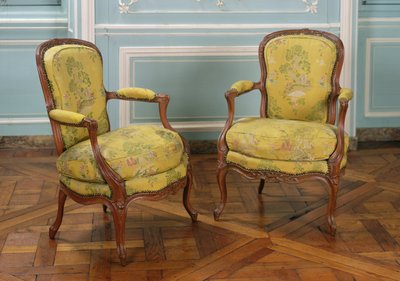 Ett par Louis XV-fåtöljer, 1723-74 (trä) av French School