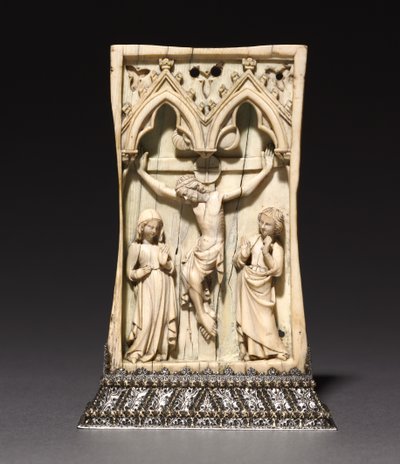 Plaque: The Crucifixion, fransk eller engelsk, c.1345-1365 (elfenben, monterad i ett silverställ (efter 1919)) av French School